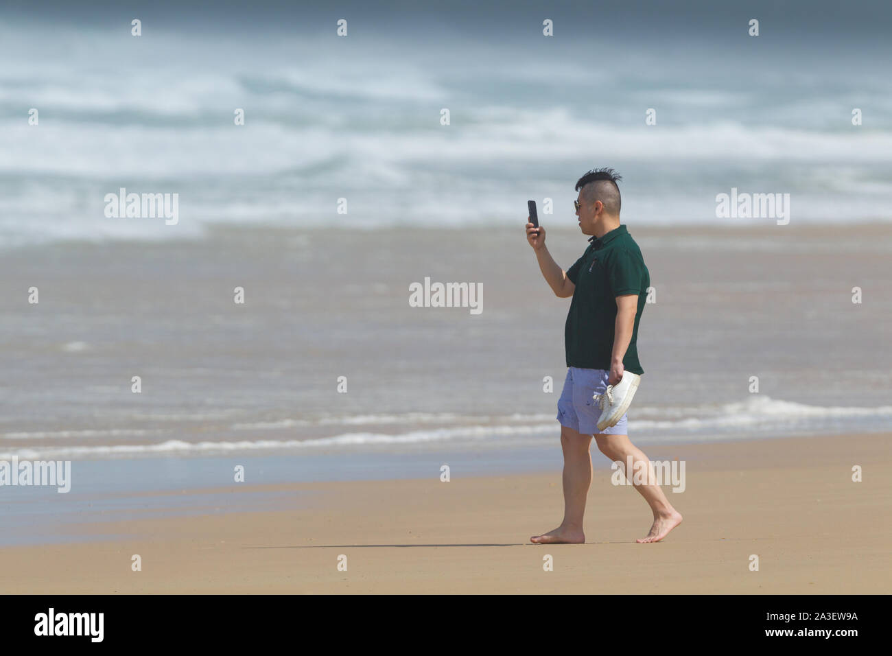 Normalmente affollato e popolare di Surfers Paradise beach nel Queensland, Australia, cercando deserta durante il ciclone tropicale Oma la presenza di avvicinamento offshore di Brisbane e la Gold Coast durante il mese di febbraio 2019. Foto Stock