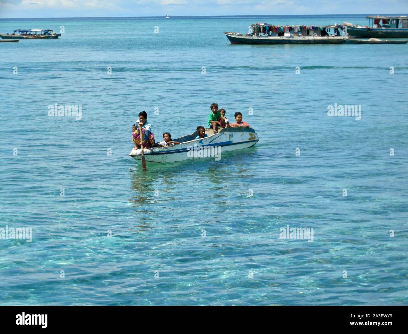 Bajau Laut bambini che giocavano in riva al mare Foto Stock