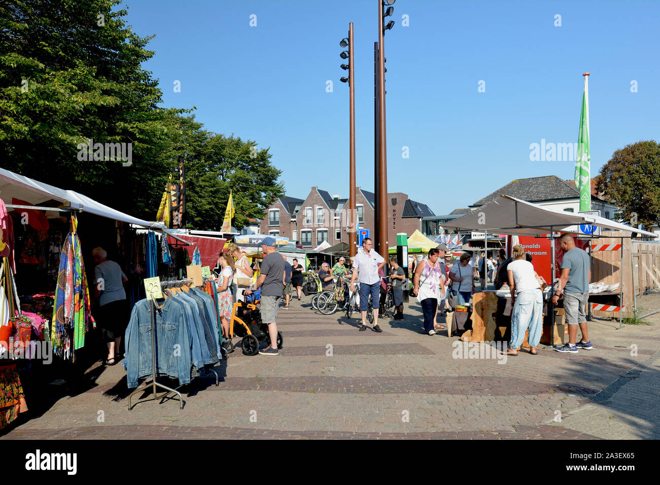 Den Burg, Texel / Paesi Bassi - Agosto 2019: le persone al mercato accogliente con vendita cabine sull' De Groeneplaats' Square nella città 'Den Burg' sull' isola di Texel Foto Stock