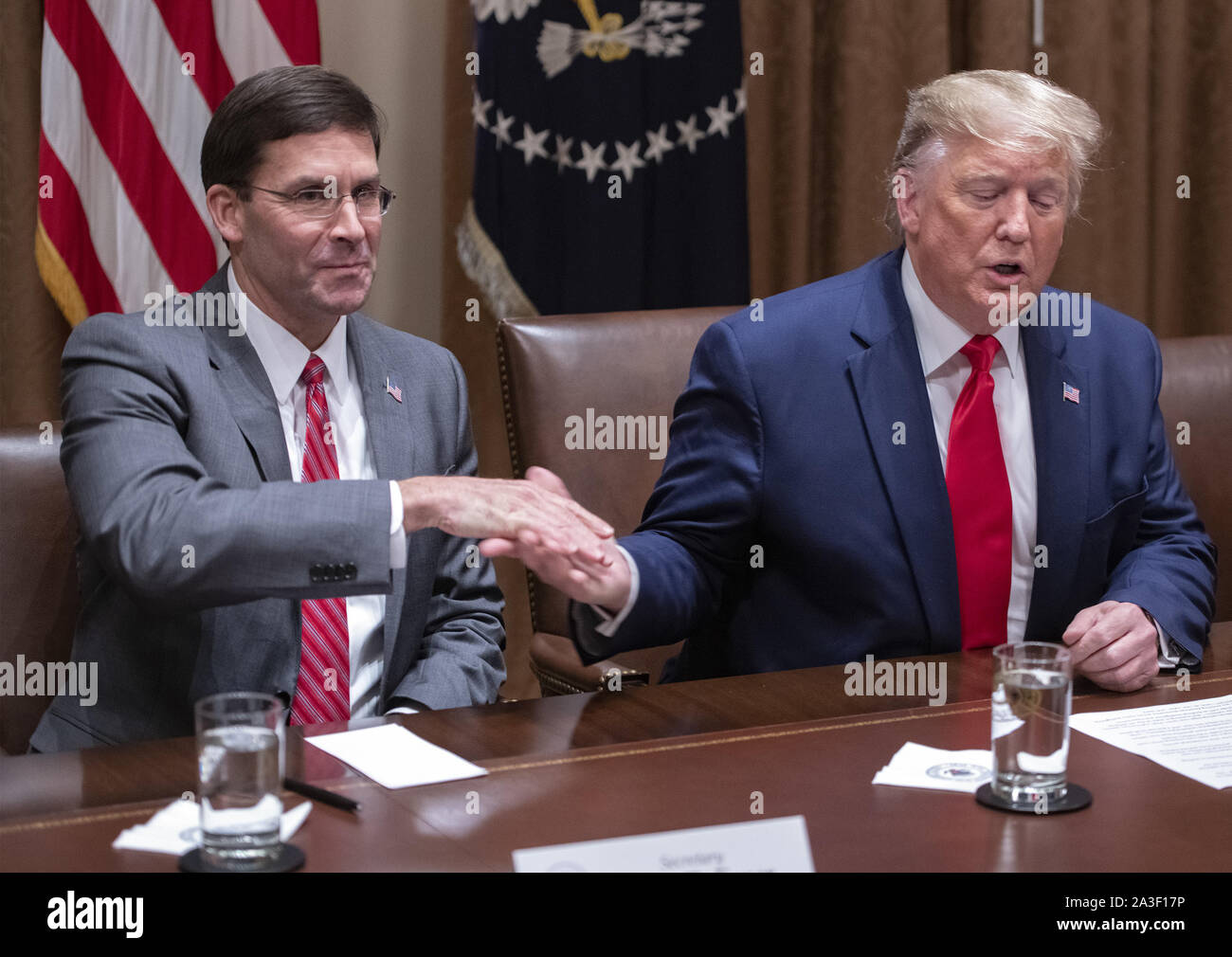 Washington, Stati Uniti. 07 ott 2019. Il Presidente degli Stati Uniti, Trump, destra stringe la mano con il Segretario alla difesa degli Stati Uniti il dottor Mark T. Esper, sinistra, come egli partecipa a un briefing con i senior leader militari nel Cabinet Room della Casa Bianca di Washington, DC, lunedì 7 ottobre, 2019. Foto di Ron Sachs/UPI Credito: UPI/Alamy Live News Foto Stock