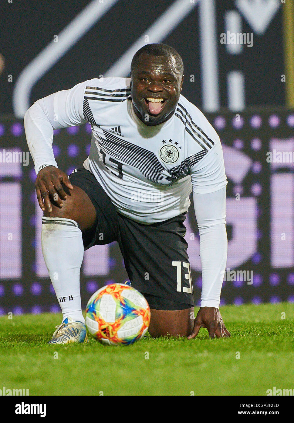 Fürth, Germania, Ottobre 07, 2019 Gerald ASAMOAH, DFB tutte le stelle no. 13 unità, controlla la sfera, azione, full-size, azione unica, einzelaktion, con sfera, corpo pieno, figura intera, intaglio, scatti singoli, trattamento sferico, pick-up, testata, tagliate, Ganzkoerperaufnahme, Germania TUTTE LE STELLE - ITALIA AZZURRI TUTTE LE STELLE 3-3, della Lega calcio tedesca , Fürth, Germania, 07 ottobre 2019 la stagione 2019/2020 © Peter Schatz / Alamy Live News Foto Stock