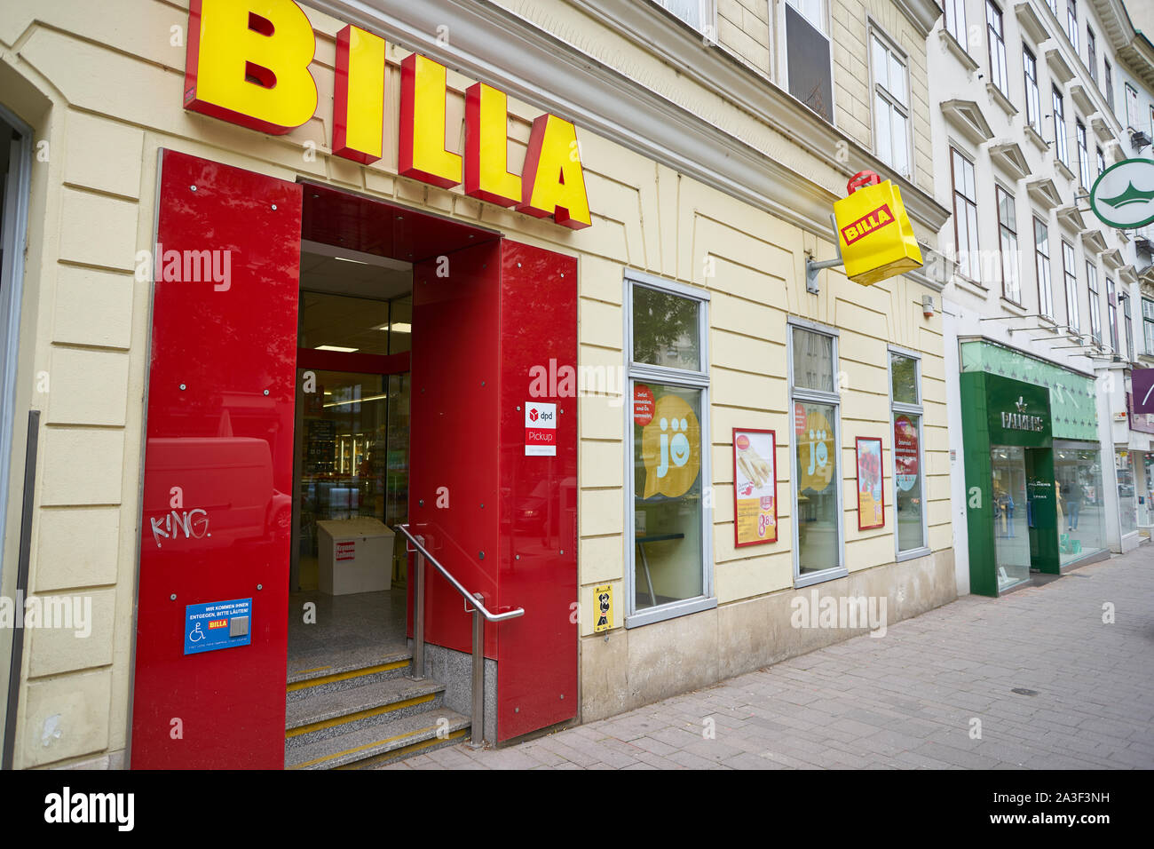 VIENNA, Austria - circa maggio, 2019: entrata di un supermercato BILLA in Vienna. BILLA austriaci è un catena di supermercati. Foto Stock