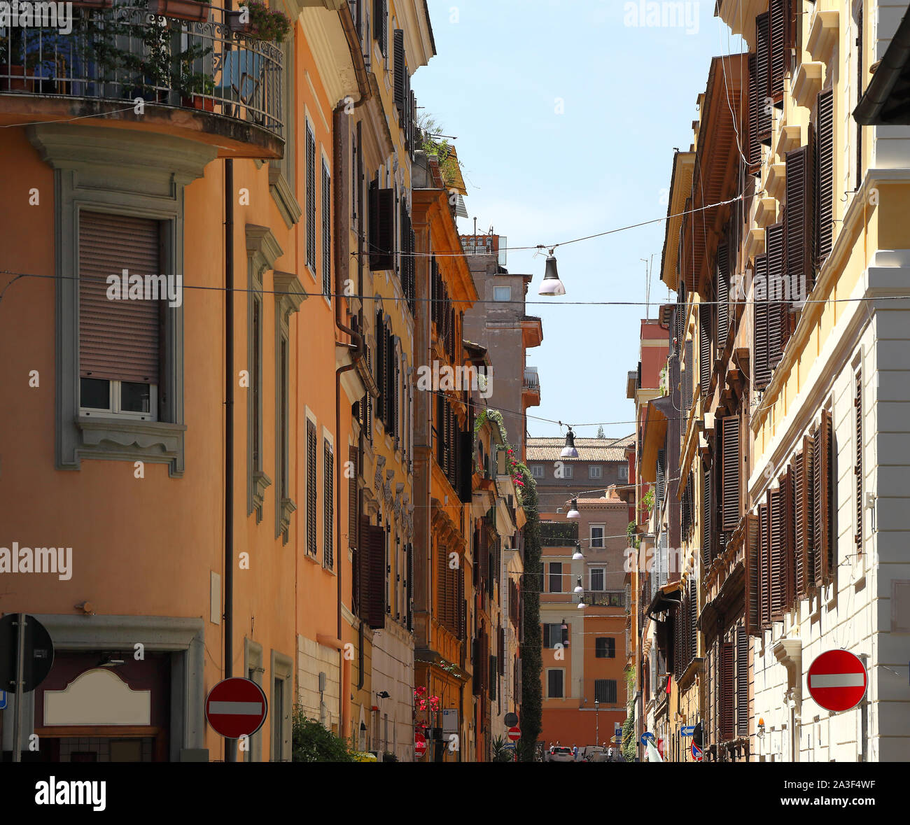 Una bella strada di Roma su una soleggiata giornata estiva. Foto Stock
