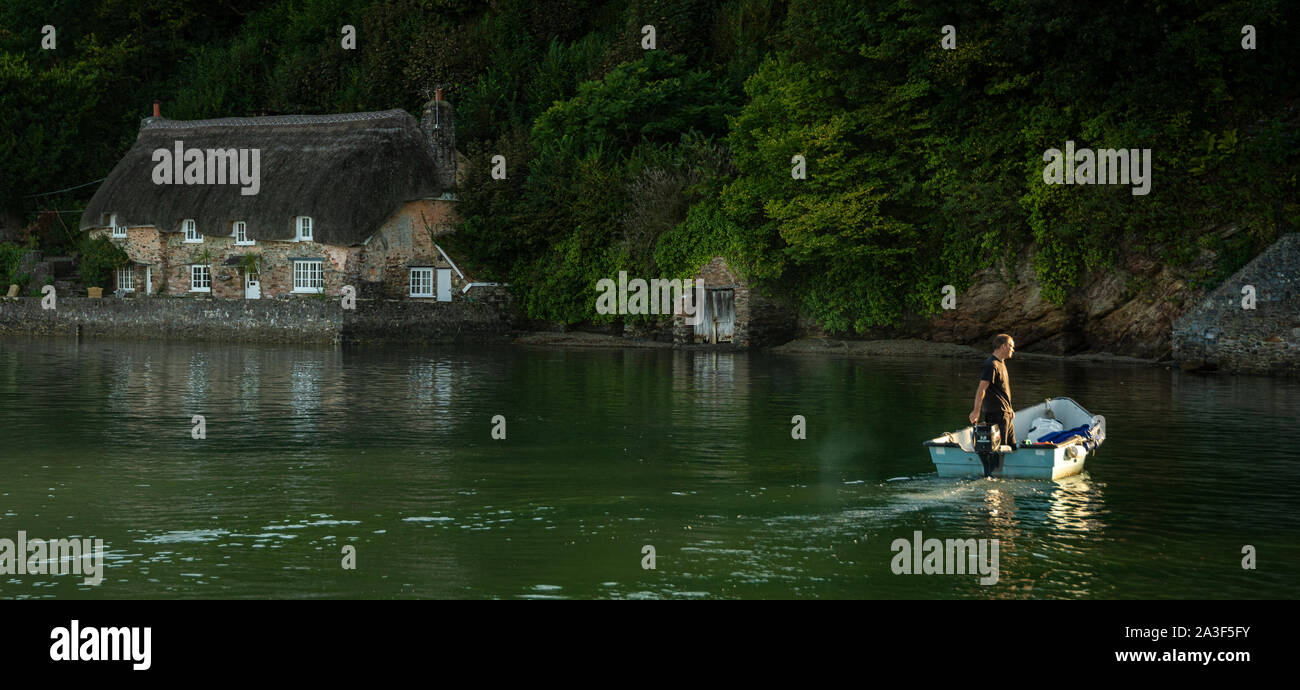 Piccola barca da contrabbandieri Cottage al crepuscolo, Dittisham, Devon, Regno Unito Foto Stock