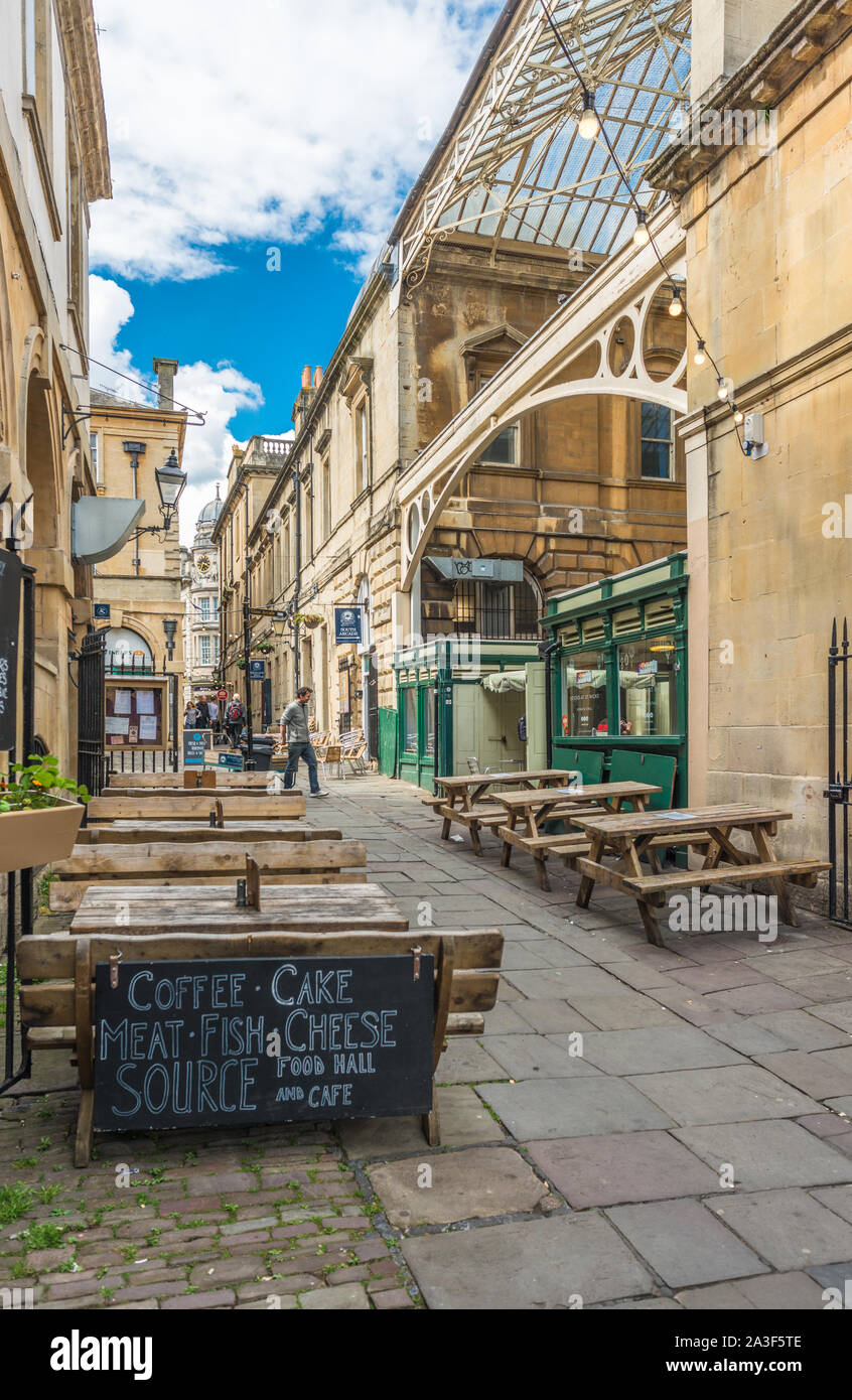 San Nicholas Market è un vivace mercato in un arcade in stile georgiano che offre un mix di bancarelle indipendenti, piccoli negozi e alimentari. Bristol. In Inghilterra. Regno Unito. Foto Stock