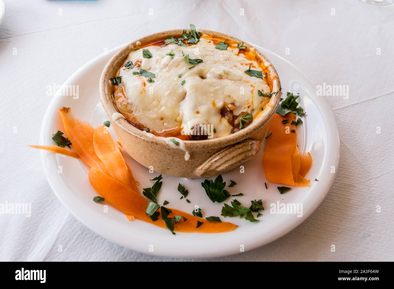 Ramequin di vitella gratinati con formaggio feta con pasta greca Foto Stock