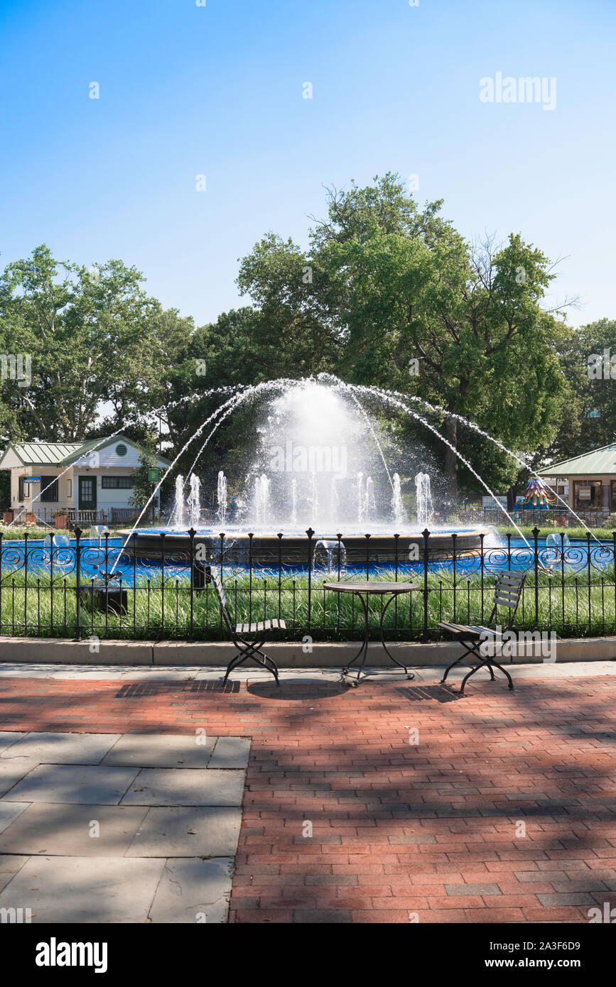 Philadelphia Franklin Square, vista sulla fontana al centro di Franklin Square Park di Philadelphia, Pennsylvania, PA, Stati Uniti d'America Foto Stock