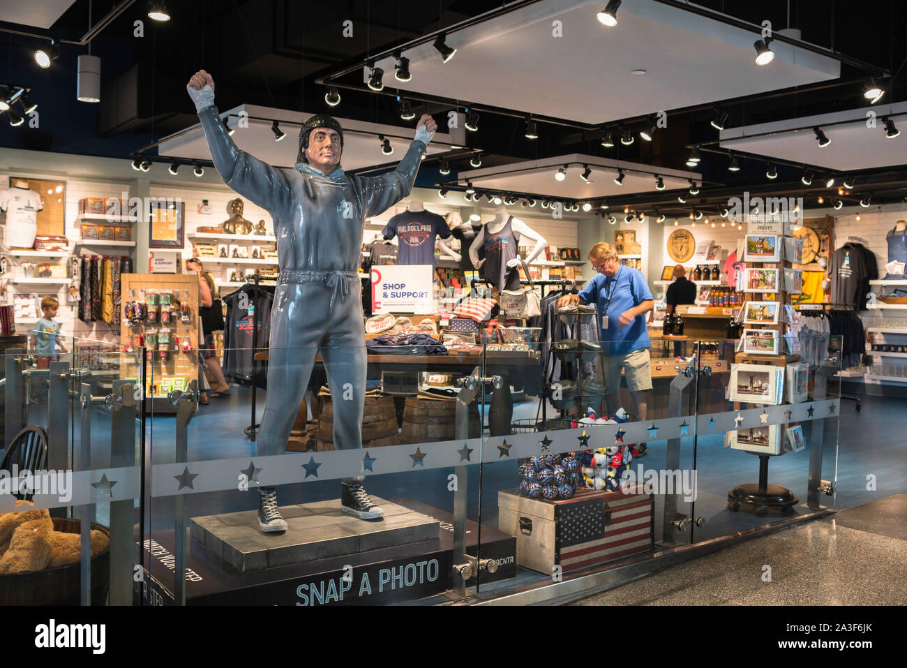 Sylvester Stallone, vista di una vita-dimensioni figura di Sylvester Stallone come Rocky nell'Indipendenza Visitor Center regali, Philadelphia, PA, Stati Uniti d'America Foto Stock