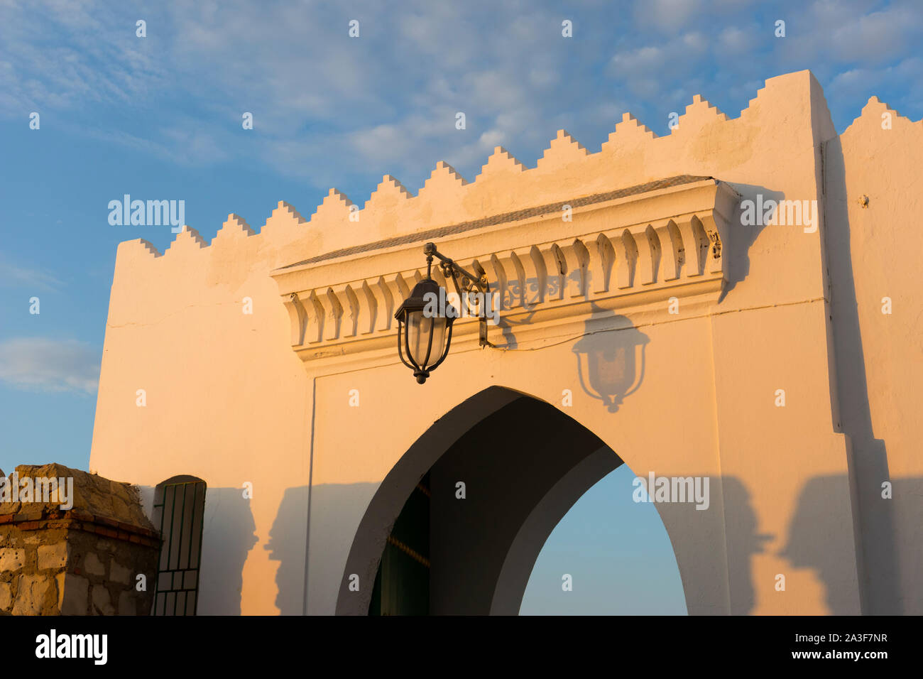 Lanterna al di sopra del gateway nella antica Medina di Asilah, nord del Marocco al crepuscolo Foto Stock