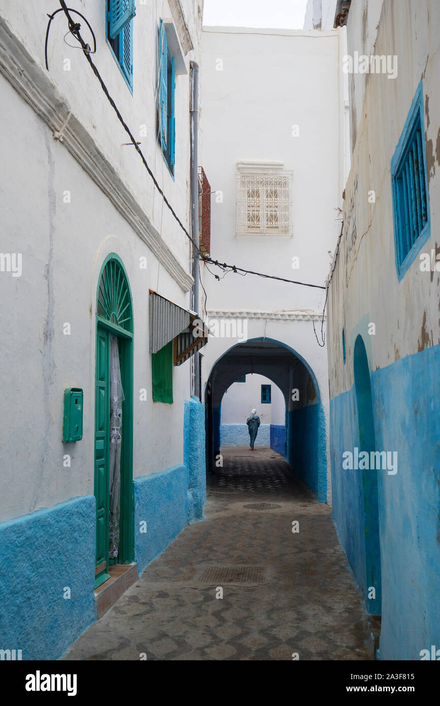 Restringere la vecchia strada e gate nella Medina di Asilah, Marocco Foto Stock