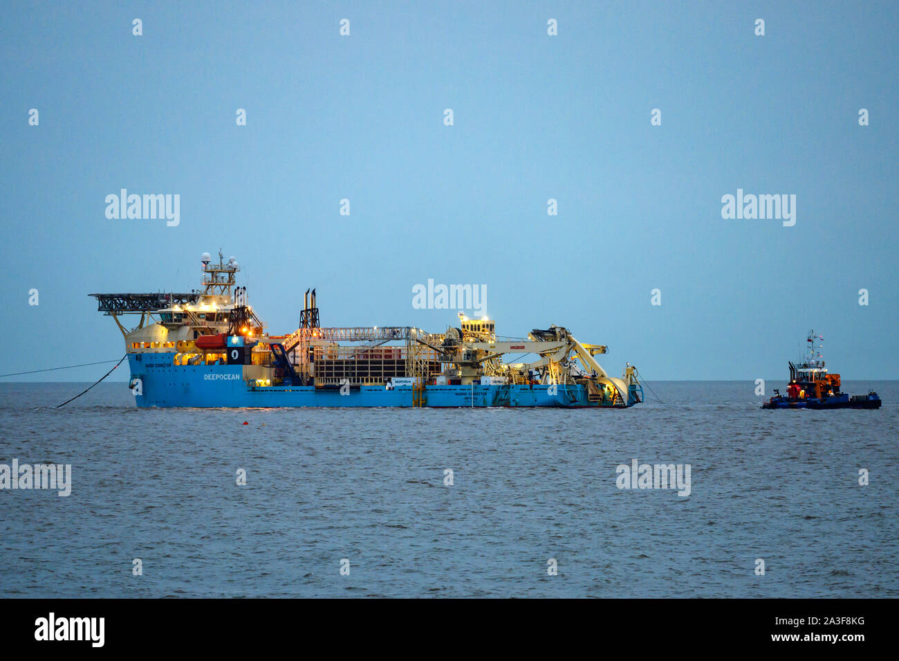 Maersk connettore elettricità posa di cavi che collegano un offshore wind farm Foto Stock Maersk connettore elettricità posa di cavi che collegano un offshore wind farm Foto Stock