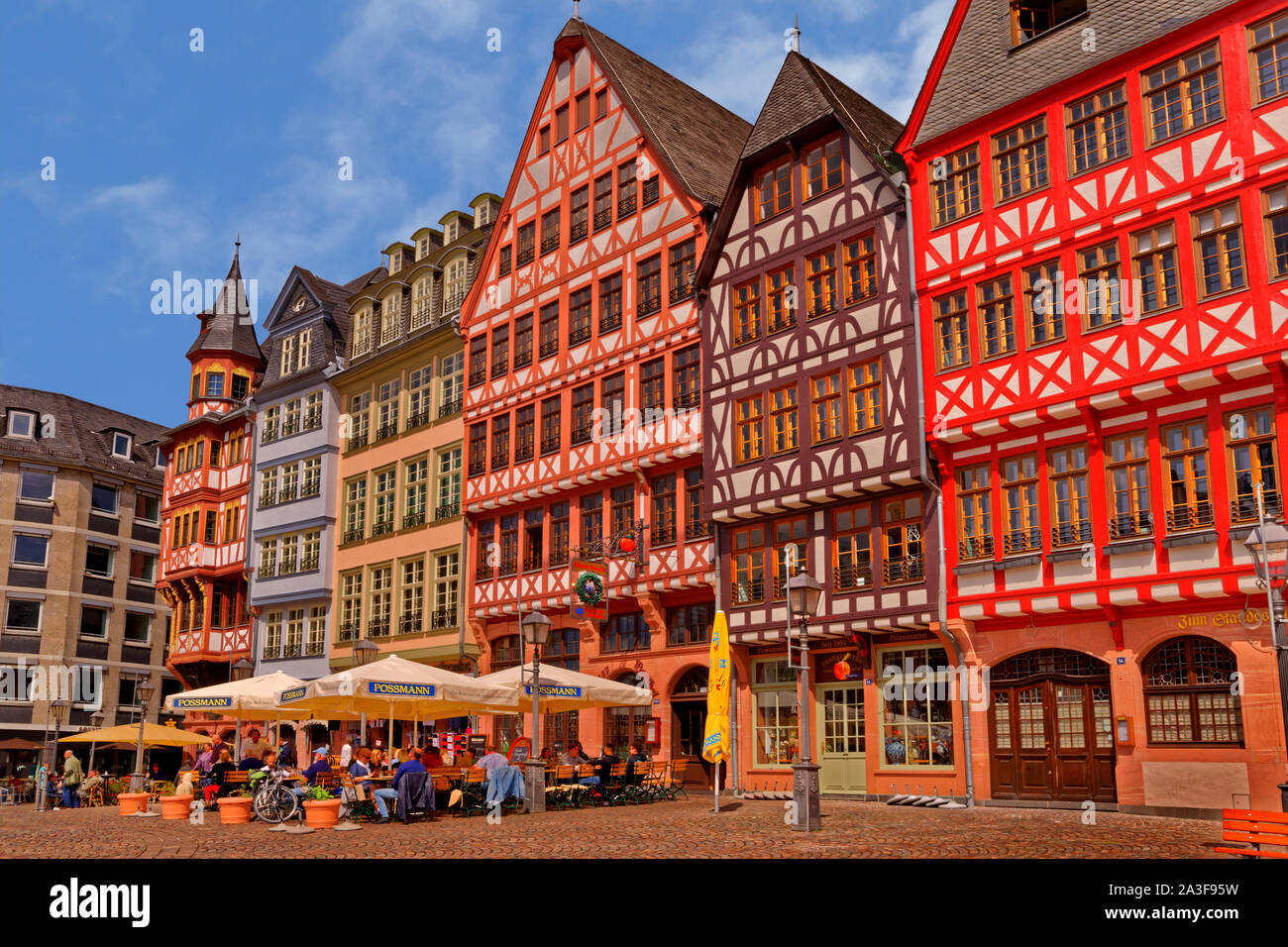 La metà degli edifici con travi di legno sul Römerberg nella città vecchia di Francoforte am Main, Hesse, Germania. Foto Stock