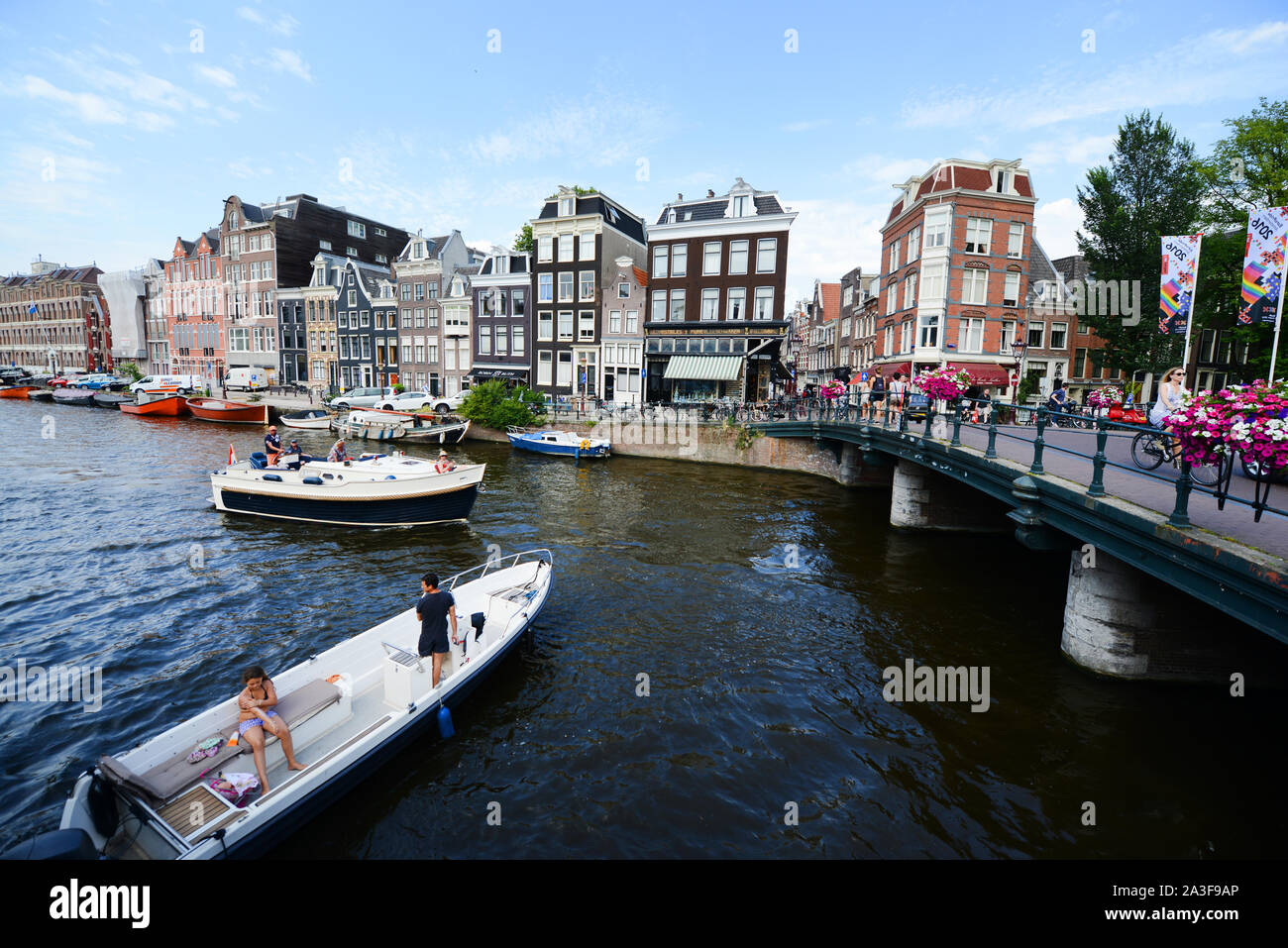 Il viaggio in barca attraverso i canali di Amsterdam. Foto Stock