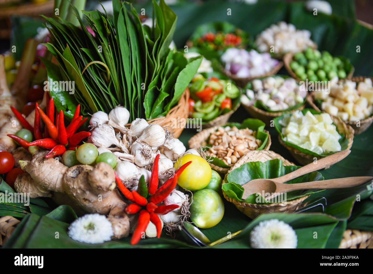 Erbe e spezie ingredienti zuppa piccante di verdure fresche per Tom Yum thailandese con erba di limone Aglio Peperoncino galangal foglie di combava pomodoro sul vassoio , Foto Stock