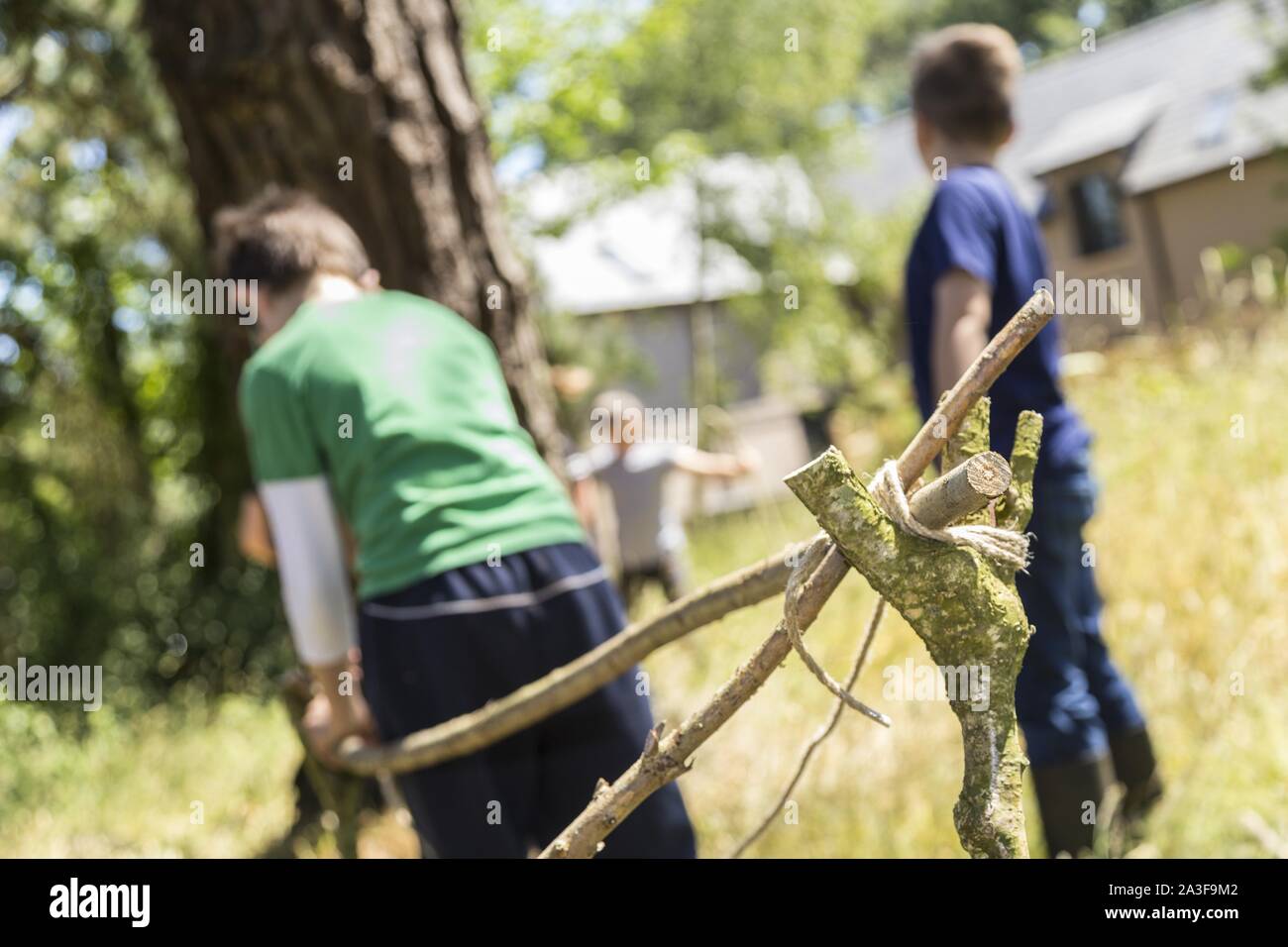 Ai bambini di tende di base utilizzando la corda,bastoni e un telone. Foto Stock