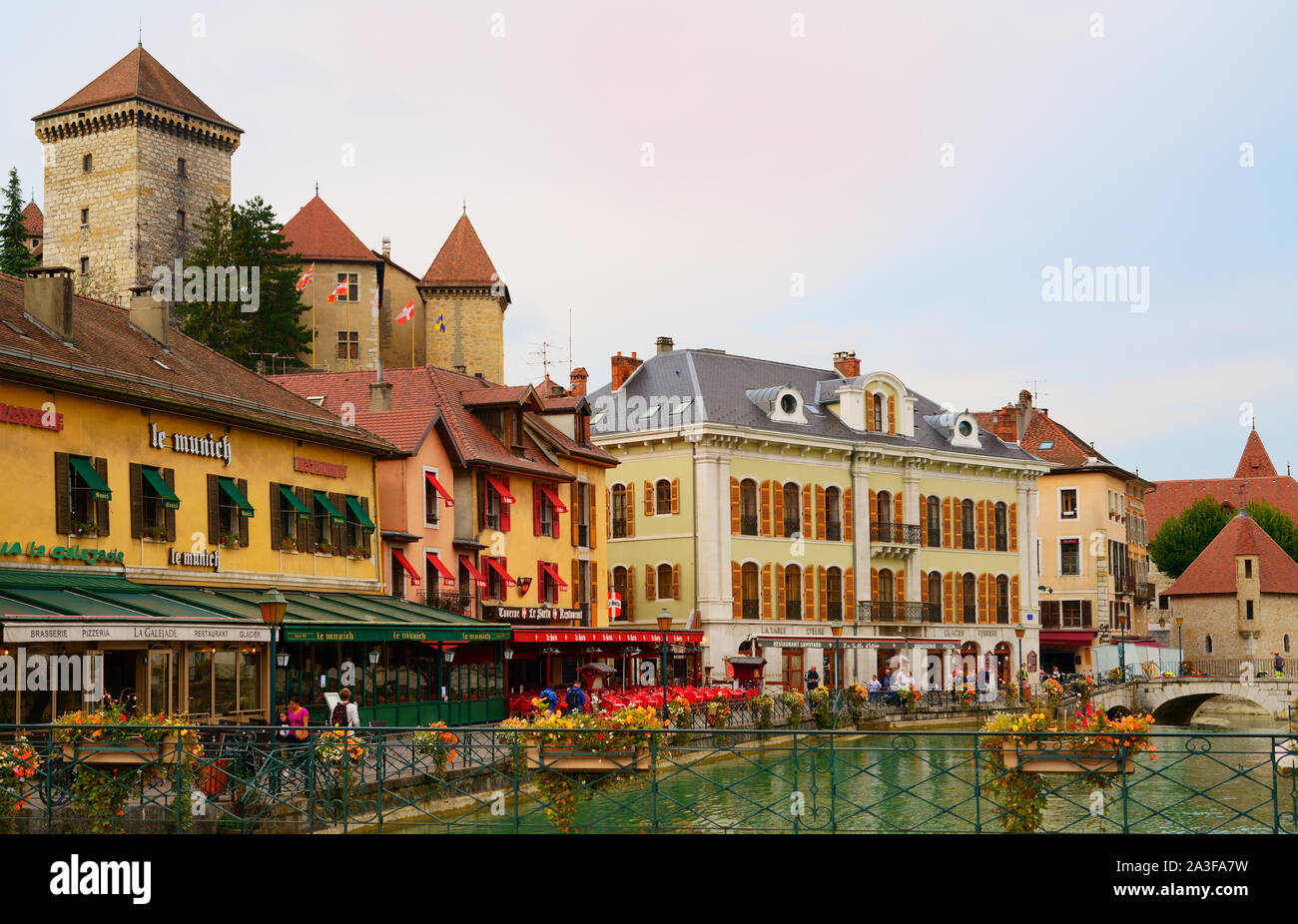 ANNECY, Alta Savoia, Francia - 18 settembre 2019: centro storico di Annecy con il fiume Thiou e Castello di Annecy. Foto Stock