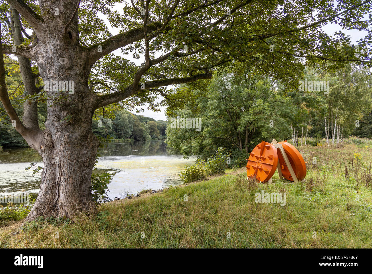 La scultura del battistrada coppia di pad 1 da James Capper fornisce un flash di colore tra il verde degli alberi di Yorkshire Sculpture Park. Foto Stock