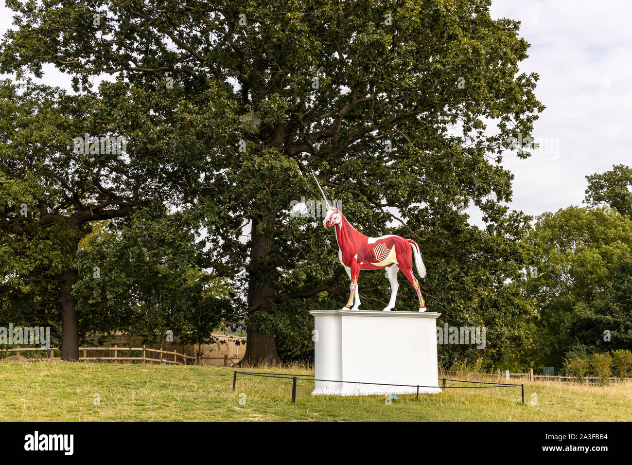 Damien Hirst scultura mito è di unicorno bianco con metà della sua pelle scorticato rivelando vibrante la muscolatura e tessuti in posizione panoramica di YSP, UK. Foto Stock