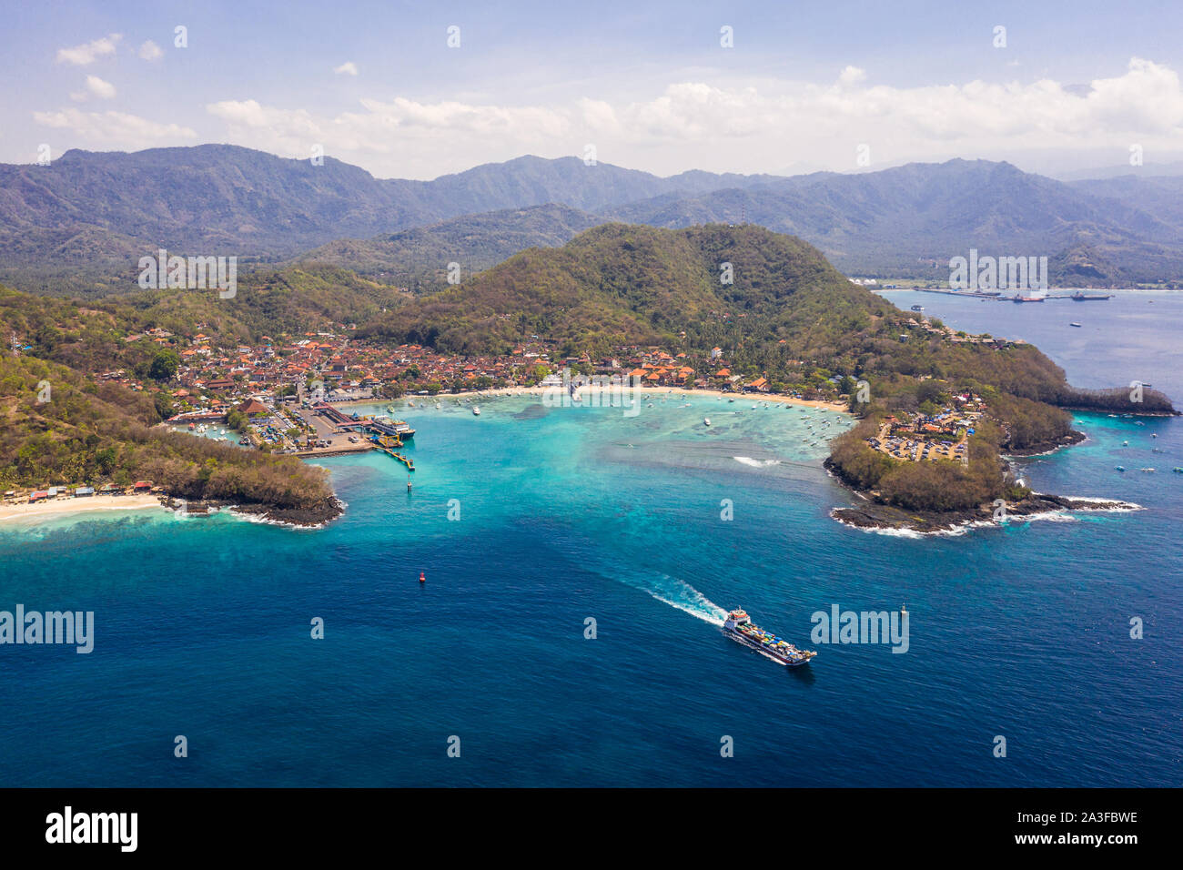 Roro traghetto per auto lasciando il Padang Bai Harbour di Bali in Indonesia in direzione dell'Isola di Lombok Foto Stock