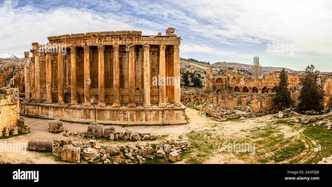 Antico tempio romano di Bacco panorama con rovine circostanti e la città, Bekaa Valley, Baalbek, Libano Foto Stock
