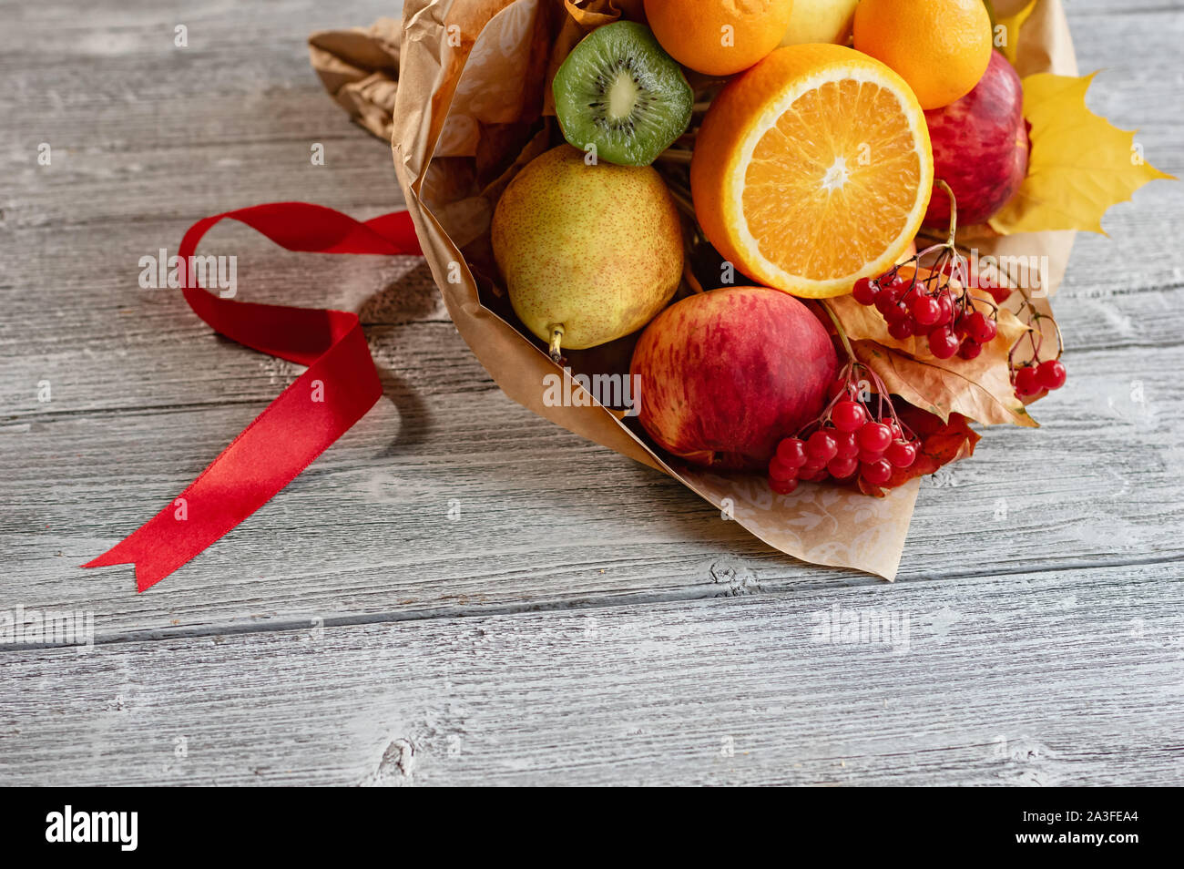 Una deliziosa e bel bouquet di frutti. Nozze d'autunno. La sposa il bouquet. Close up. Foto Stock