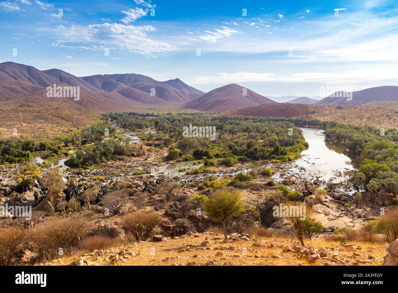 Vista sul fiume Kunene e Epupa Falls, Kaokoland, Namibia, Africa Foto Stock