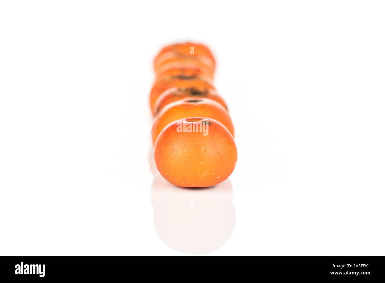 Sacco di tutta la selvaggia rowanberry arancione nella riga isolata su sfondo bianco Foto Stock