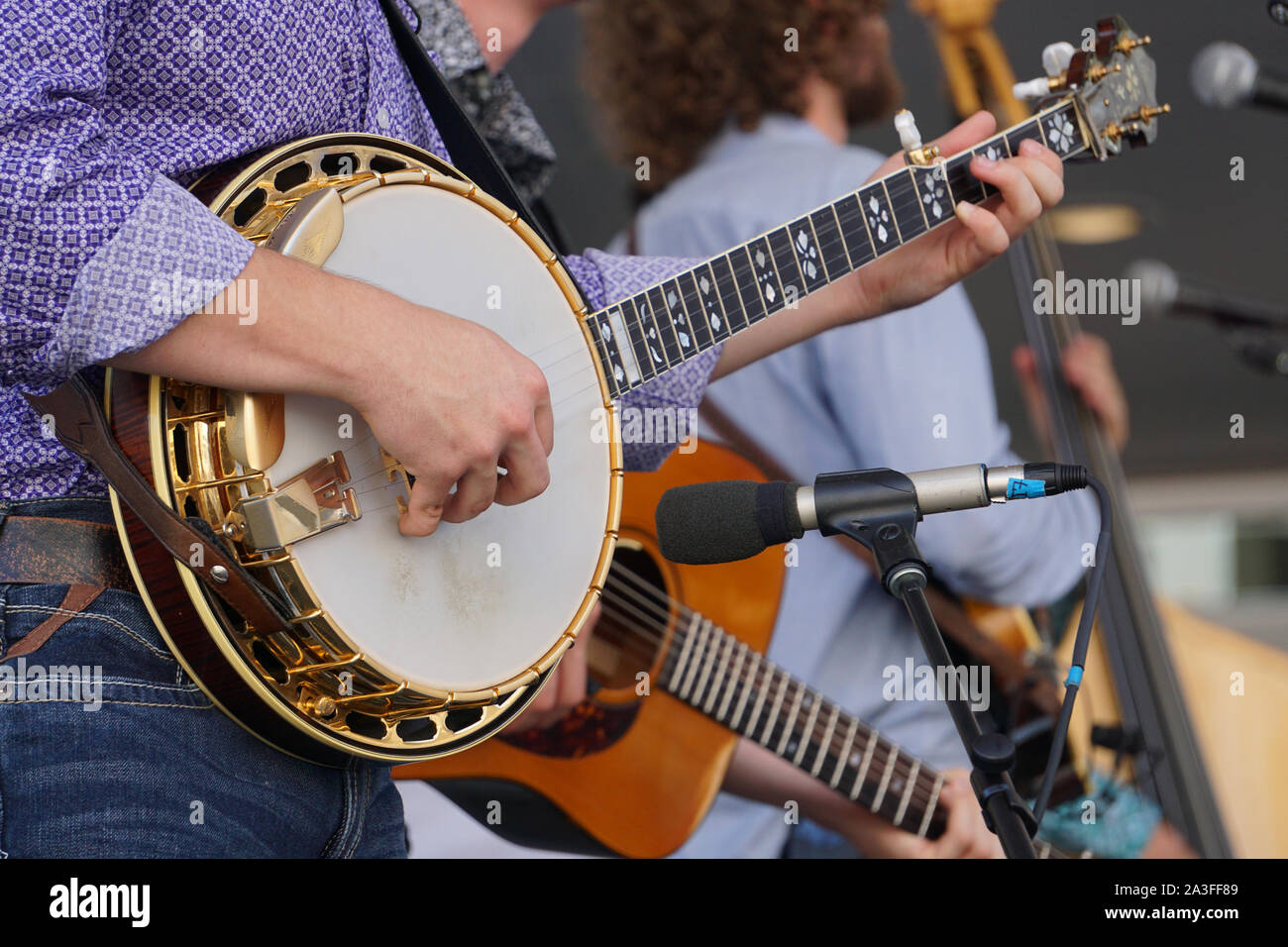 Lettore Banjo in una band Foto Stock