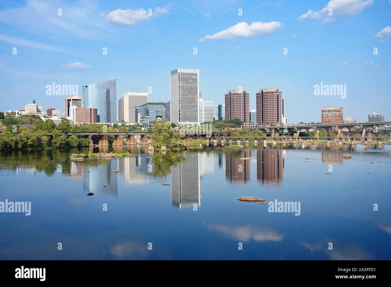 Richmond Virginia skyline riflettente nel fiume James Foto Stock