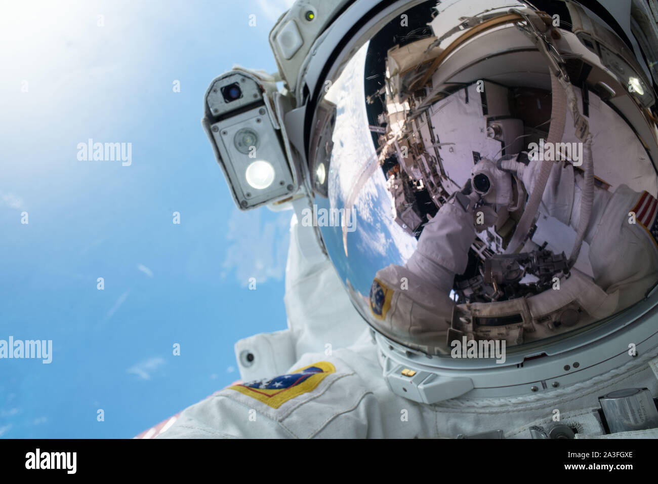 L'astronauta della NASA Andrew Morgan prende un selfie durante una spacewalk per aggiornare la Stazione spaziale internazionale i sistemi di potenza 6 ottobre 2019 in orbita intorno alla terra. Morgan e compagni astronauta della NASA Christina Koch, trascorso sette ore di aggiornamento del laboratorio orbitante grande nichel-idrogeno batterie con più nuove e potenti batterie agli ioni di litio. Foto Stock