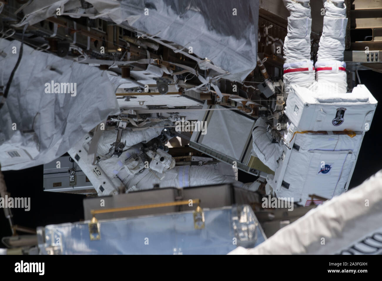 L'astronauta della NASA Christina Koch, destra durante una spacewalk per aggiornare la Stazione spaziale internazionale i sistemi di potenza 6 ottobre 2019 in orbita intorno alla terra. Koch e compagno astronauta della NASA Andrew Morgan, trascorso sette ore di aggiornamento del laboratorio orbitante grande nichel-idrogeno batterie con più nuove e potenti batterie agli ioni di litio. Foto Stock