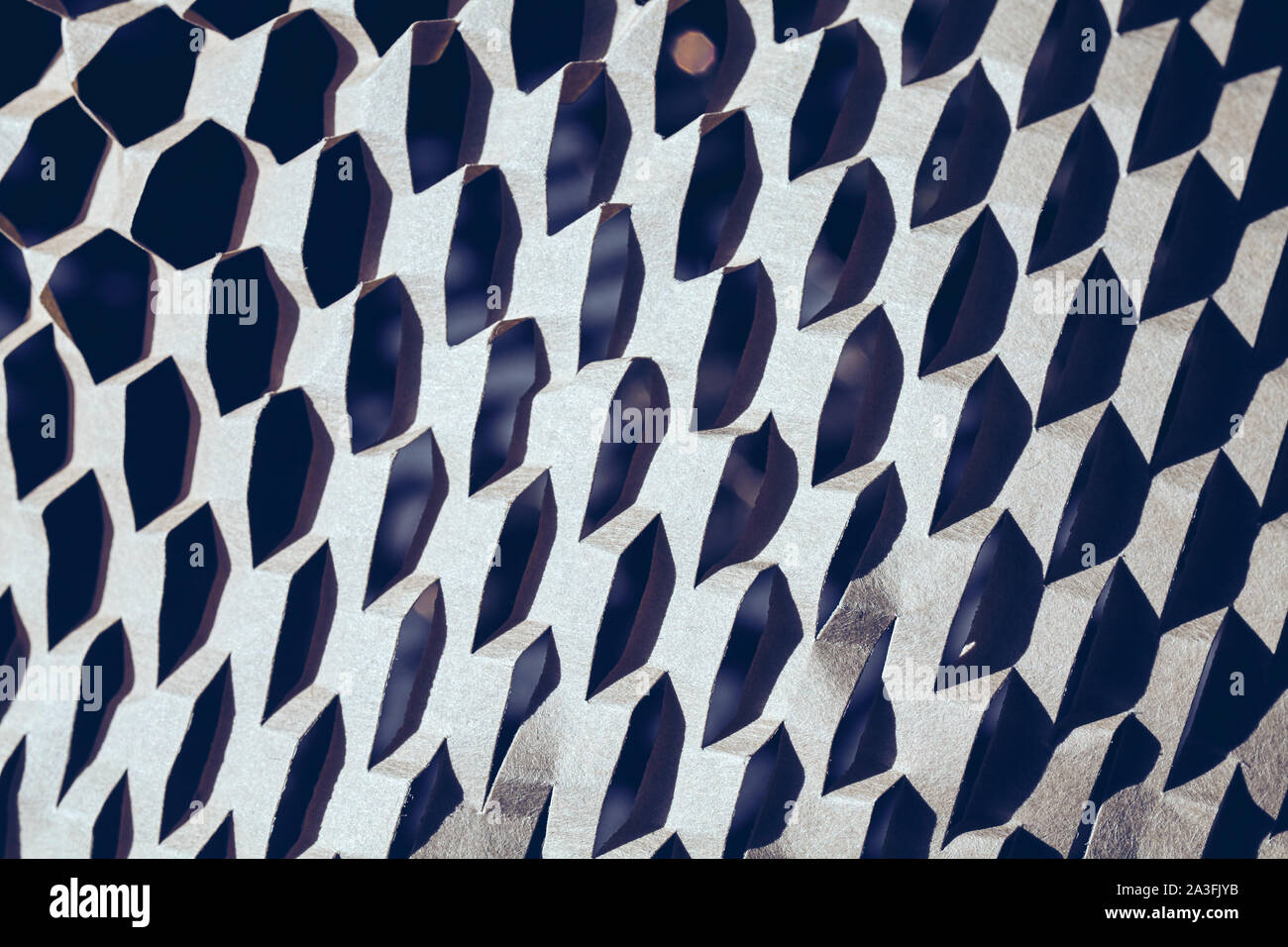 Abstract sfondo costituito di perforato carta marrone, il fuoco selettivo, tonificazione del colore applicato. Foto Stock