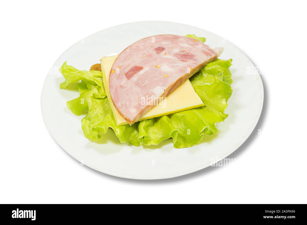 Sandwich gustosi. fette di pane fresco con secchi prosciutto di maiale, insalata verde foglie su piastra bianca. isolato su bianco. Foto Stock
