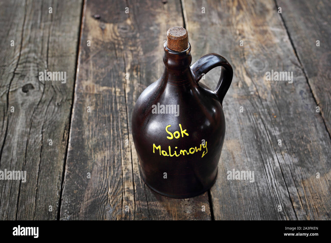 Succo di lampone. Sani e naturali di succo di lampone in un vaso di argilla Foto Stock