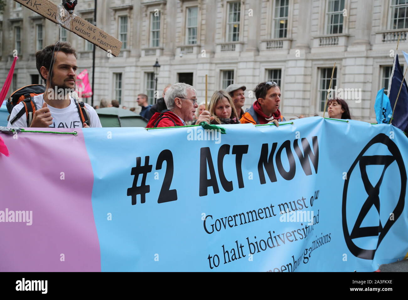 Londra, Regno Unito. 8 Ott, 2019. La Ribellione di estinzione fasi di movimento di protesta in tutto il mondo. I dimostranti si riuniscono a Westminster per evidenziare i pericoli del cambiamento climatico per l'umanità e l'ambiente. Credito: Uwe Deffner/Alamy Live News Foto Stock