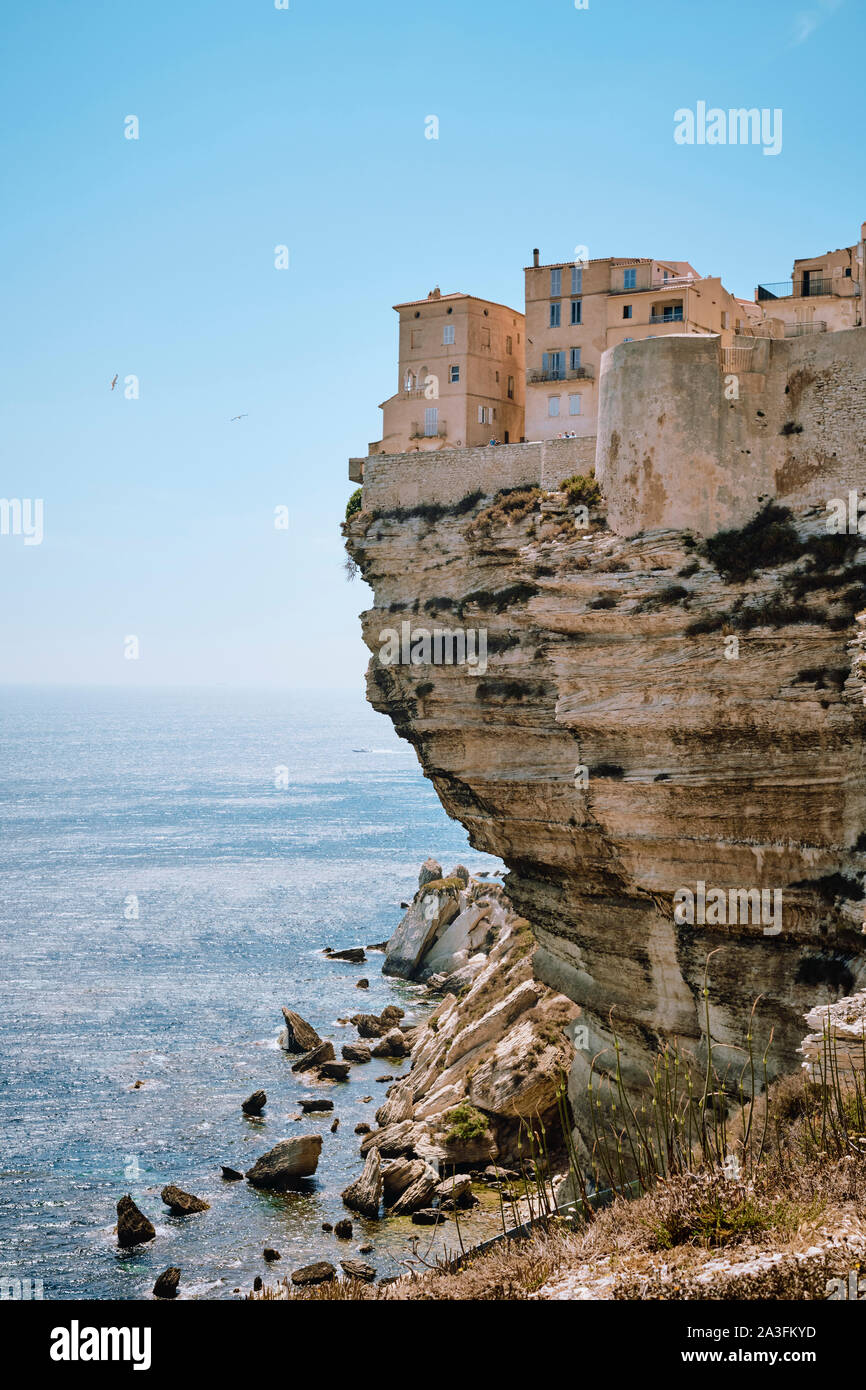 Il calcare clifftop cittadella città di Bonifacio sulla punta meridionale dell'isola francese della Corsica - Corse du Sud Francia. Foto Stock