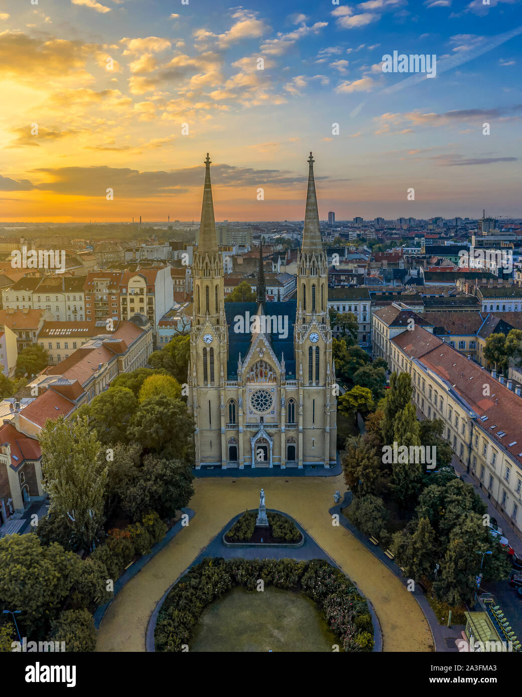 Santa Elisabetta chiesa parrocchiale di Árpád House è una meno famosa chiesa di Budapest. Ma assolutamente bellissimo luogo con un grazioso giardino. Foto Stock