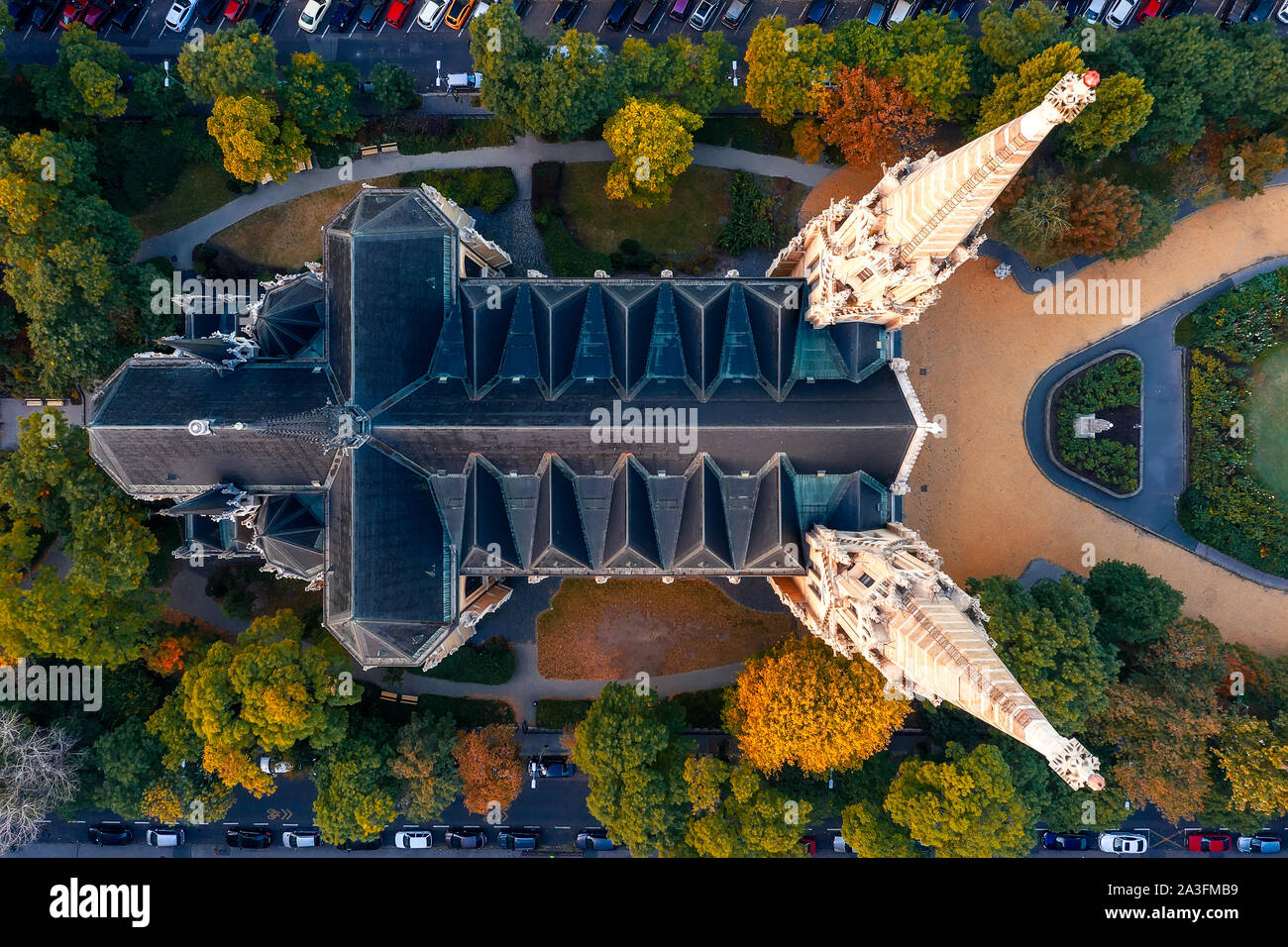 Santa Elisabetta chiesa parrocchiale di Árpád House è una meno famosa chiesa di Budapest. Ma assolutamente bellissimo luogo con un grazioso giardino. Foto Stock
