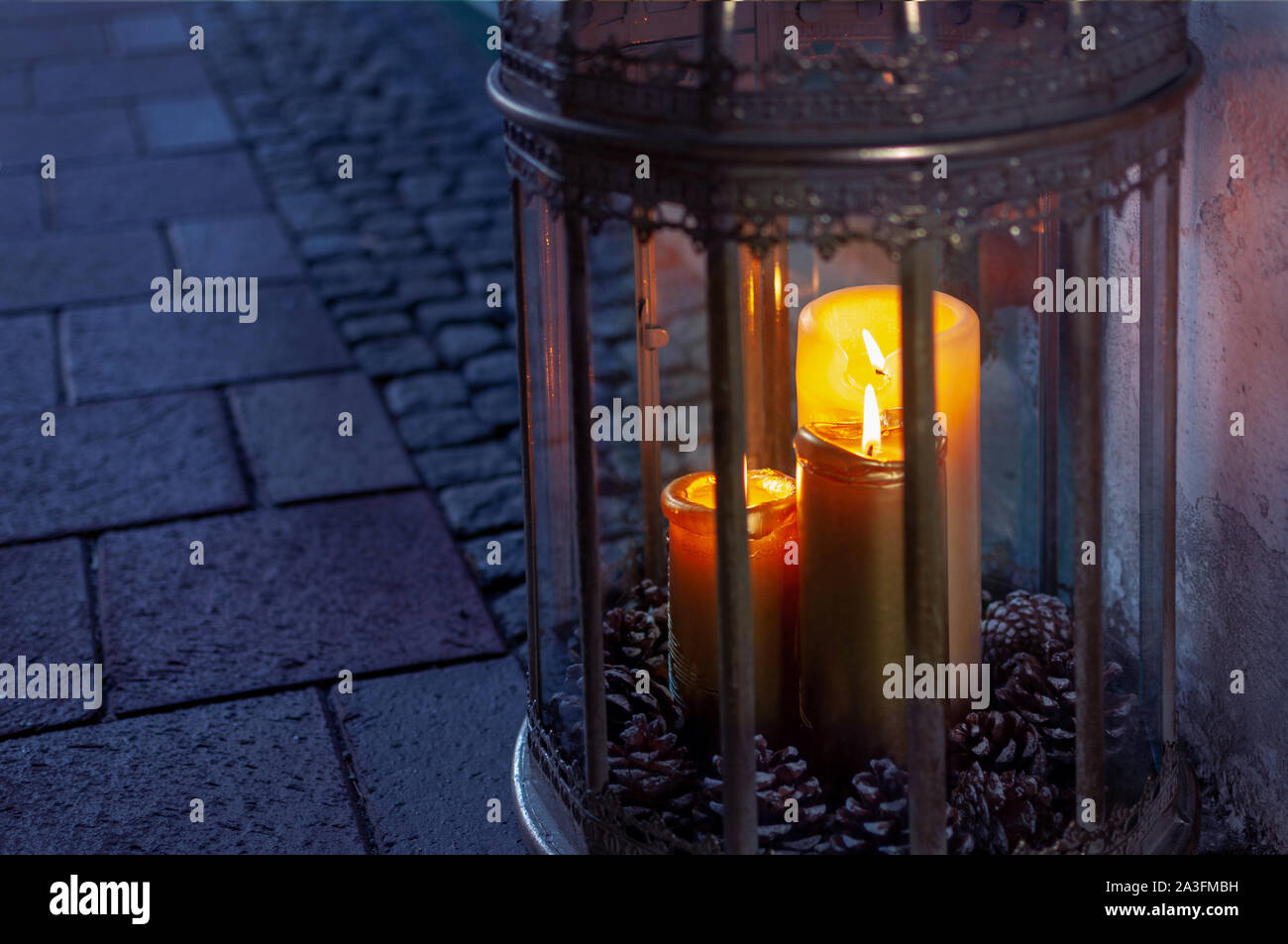 Candele in un buio close-up, vintage laterna di natale. Foto Stock