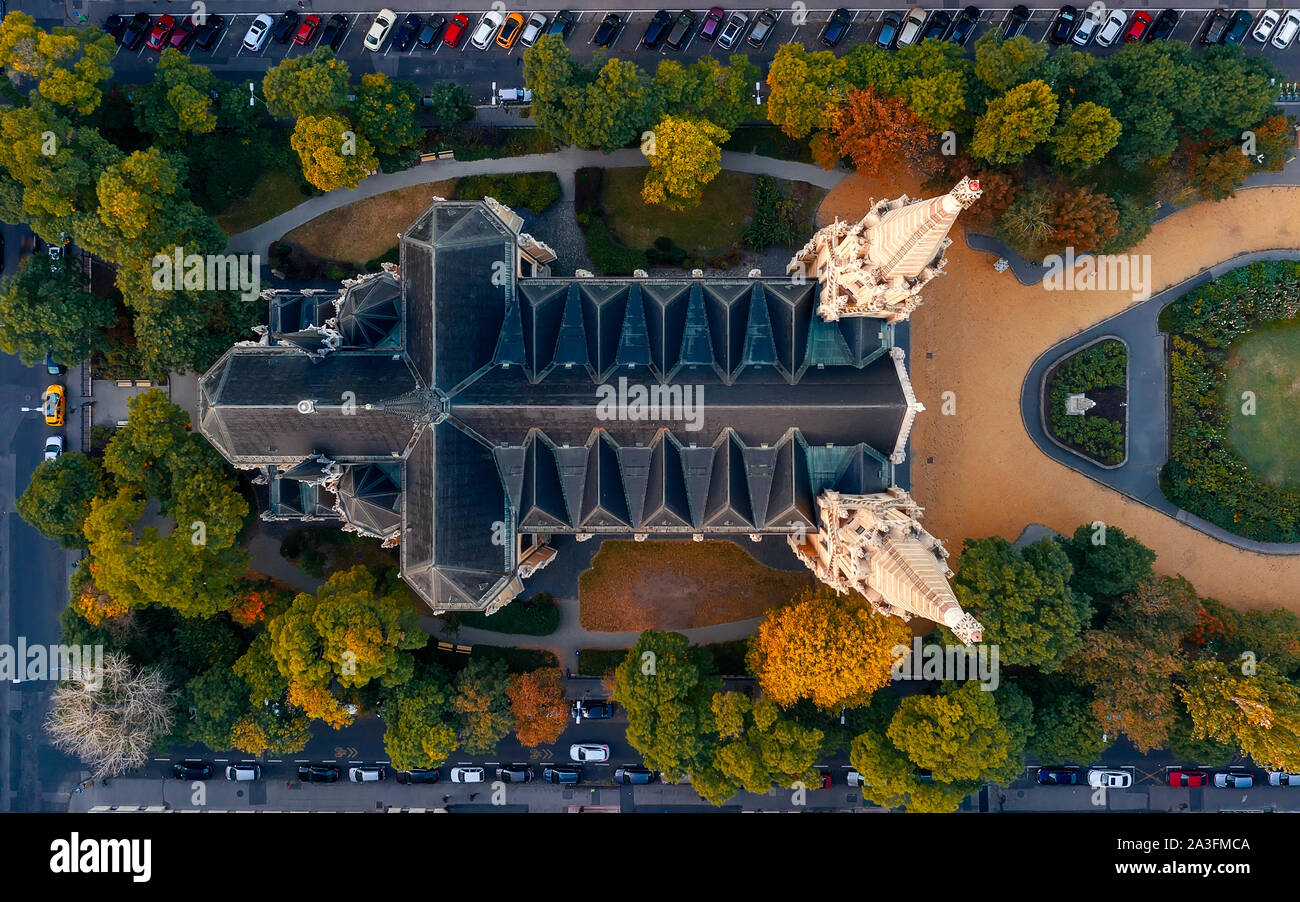Santa Elisabetta chiesa parrocchiale di Árpád House è una meno famosa chiesa di Budapest. Ma assolutamente bellissimo luogo con un grazioso giardino. Foto Stock