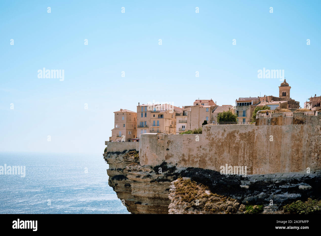 Il calcare clifftop cittadella città di Bonifacio sulla punta meridionale dell'isola francese della Corsica - Corse du Sud Francia - copia dello spazio. Foto Stock