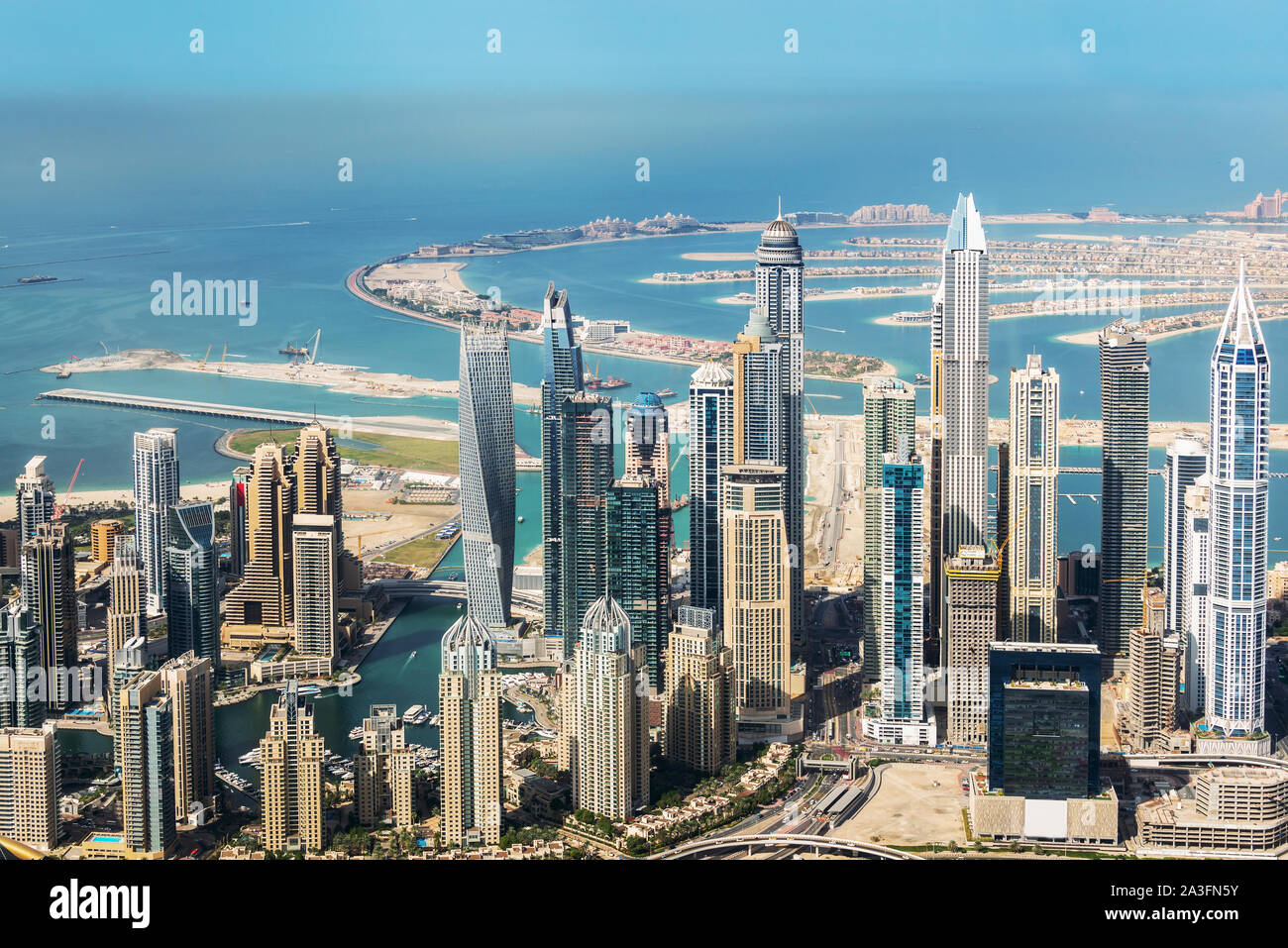 Vista Aerea della Marina di Dubai skyline e Palm Jumeirah, Emirati Arabi Uniti Foto Stock