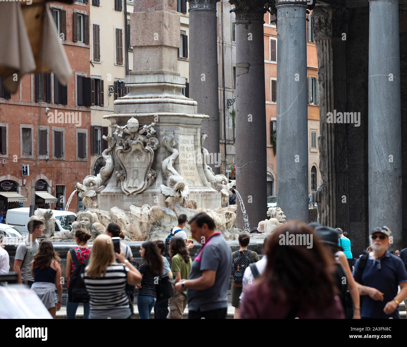 Si trova di fronte al Pantheon in Piazza della rotonda a Roma. Al centro della piazza si trova la fontana, con un antico obelisco egiziano. Foto Stock