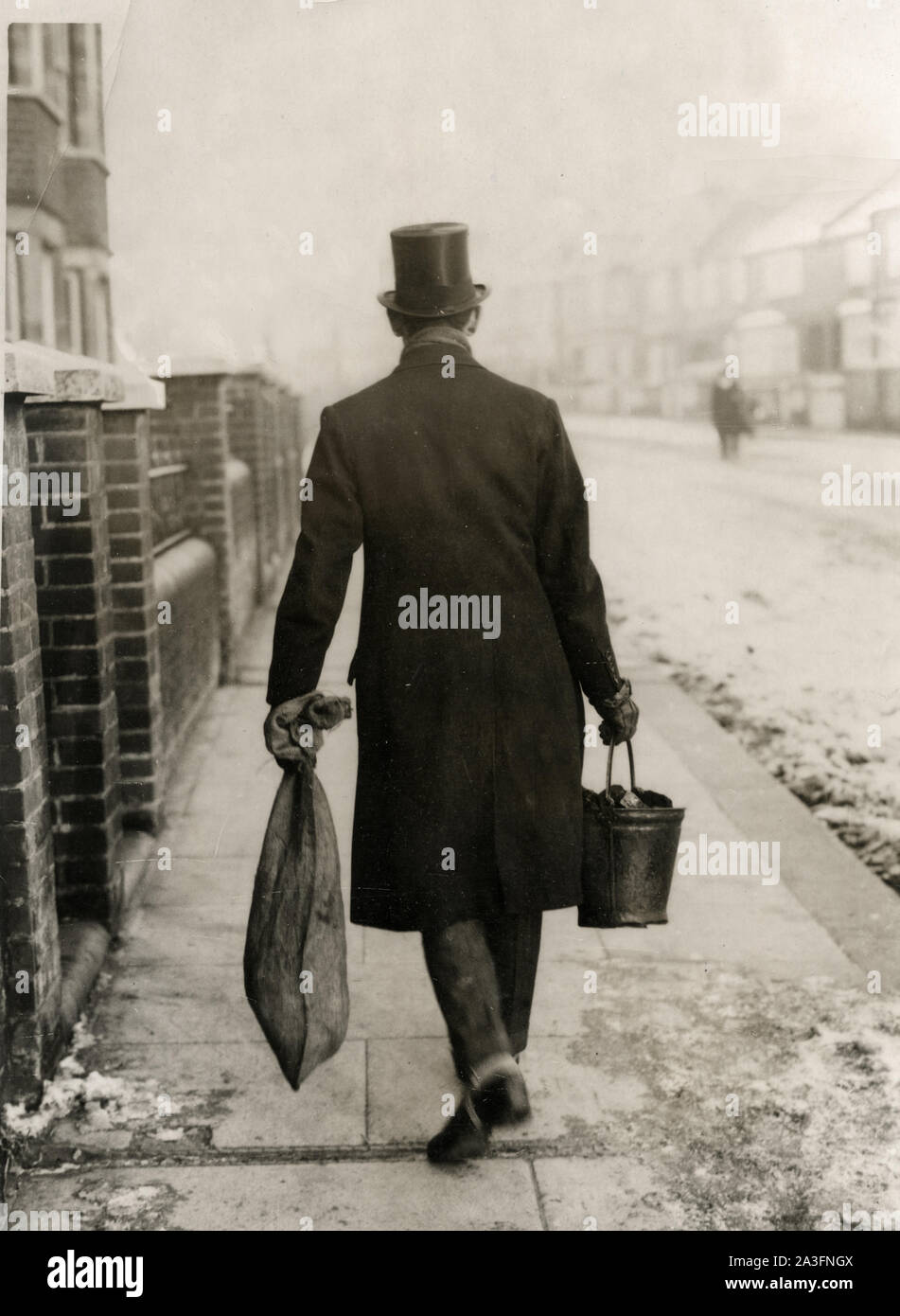 Carenza di carbone durante lo sciopero dei minatori di 1926 - una città gentleman è costretto a portare il suo proprio del carbone home durante i disordini industriale e le carenze del 1926. Foto Stock