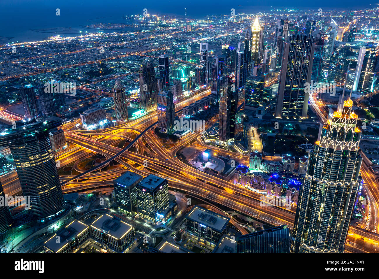 Vista aerea di Dubai alla notte visto da Burj Khalifa Tower, Emirati Arabi Uniti Foto Stock