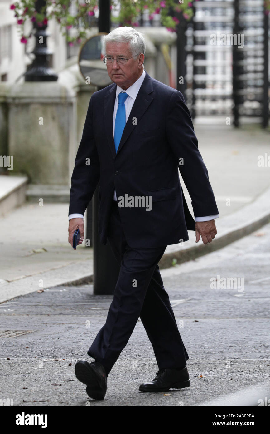 A Downing Street, Westminster London, Regno Unito. 08 ott 2019. Sir Michael Fallon, ex ministro della Difesa, passeggiate in Downing Street. Ministri assistere il governo settimanale riunione del gabinetto di Downing Street questa mattina. Credito: Imageplotter/Alamy Live News Foto Stock