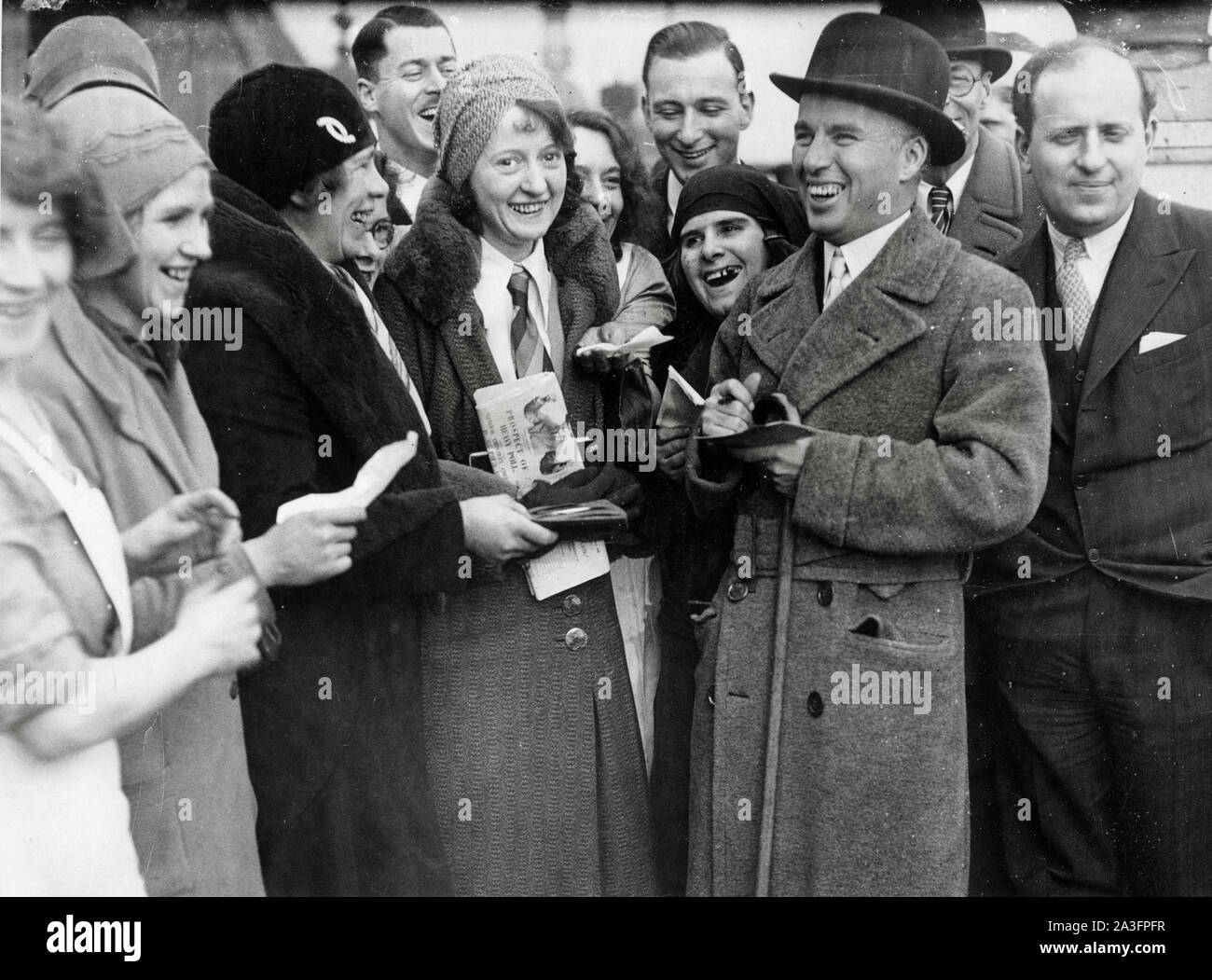 Attore Charlie Chaplin sul suo ritorno nel Regno Unito nel 1931, vedere firma autografi Foto Stock