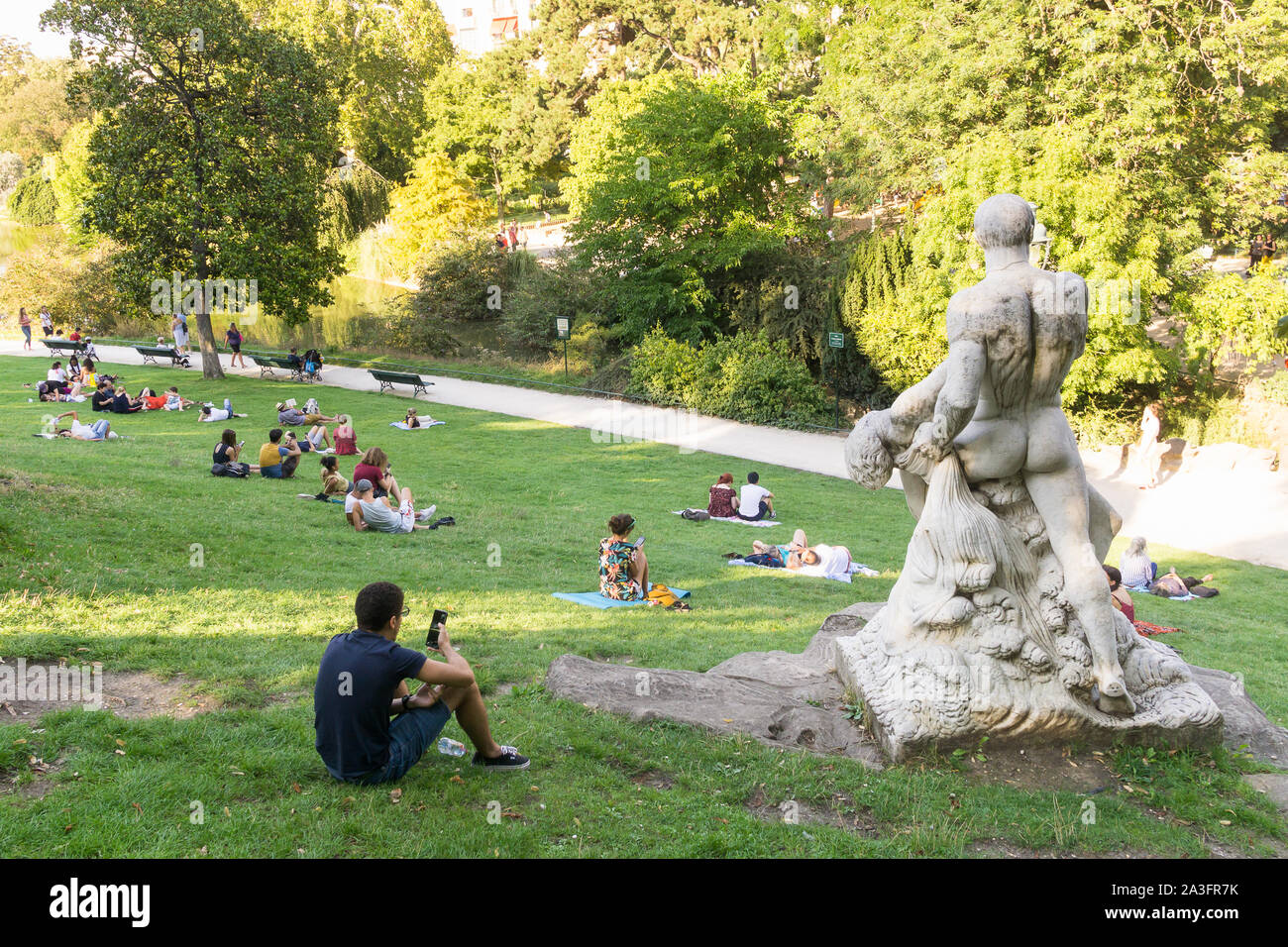 Paris Parc Montsouris - persone fare picnic nel Parco Montsouris nel XIV arrondissement di Parigi, in Francia, in Europa. Foto Stock