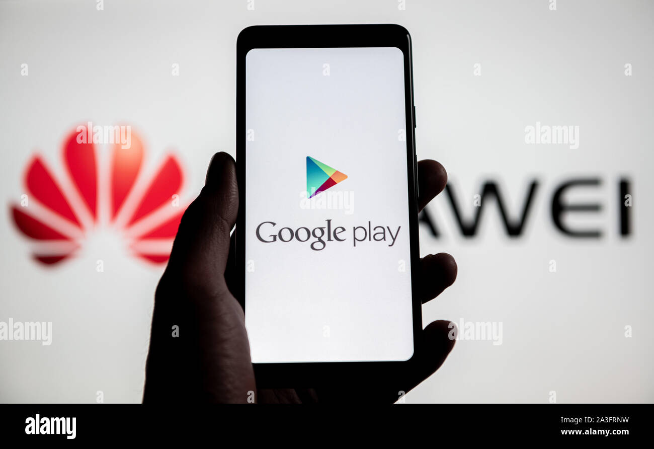NRW/Germania - 20 Maggio 2019: un uomo detiene un Android smartphone che mostra il logo di Google play store nella parte anteriore del huawei logo. Google è res Foto Stock