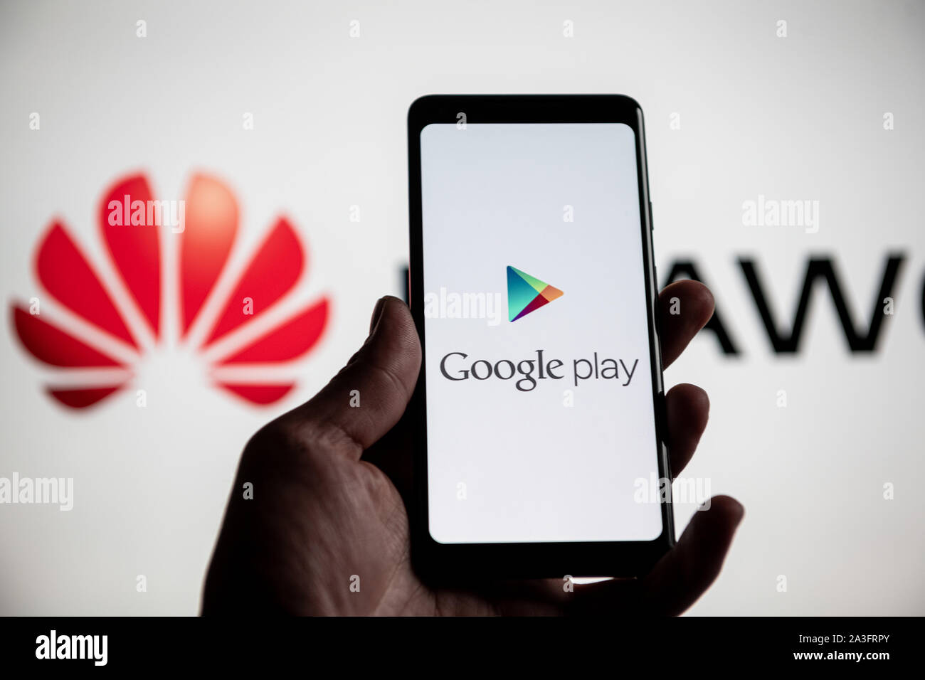 NRW/Germania - 20 Maggio 2019: un uomo detiene un Android smartphone che mostra il logo di Google play store nella parte anteriore del huawei logo. Google è res Foto Stock